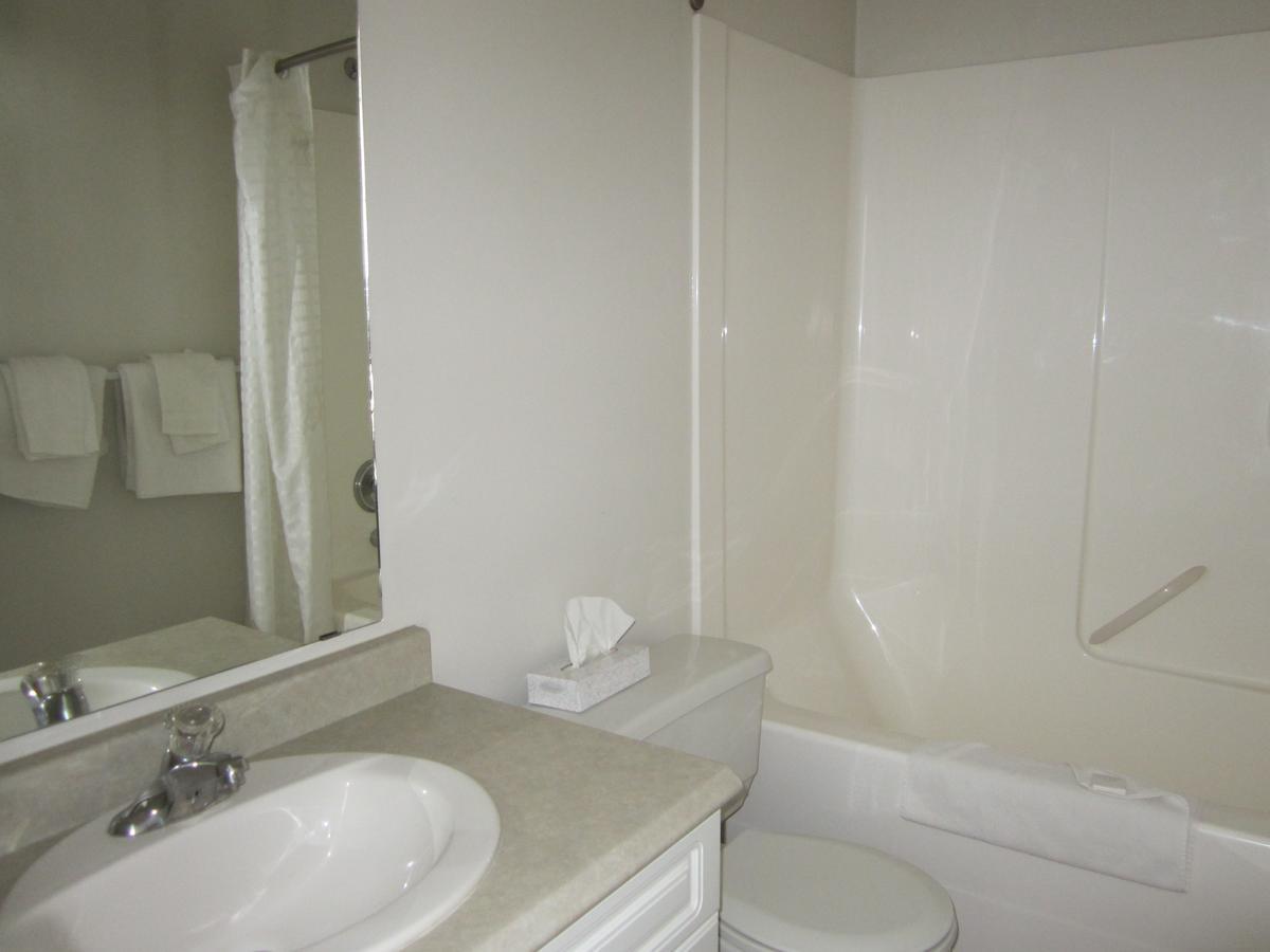 Kacee'S Northern Suites ฟอร์ทเนลสัน ภายนอก รูปภาพ