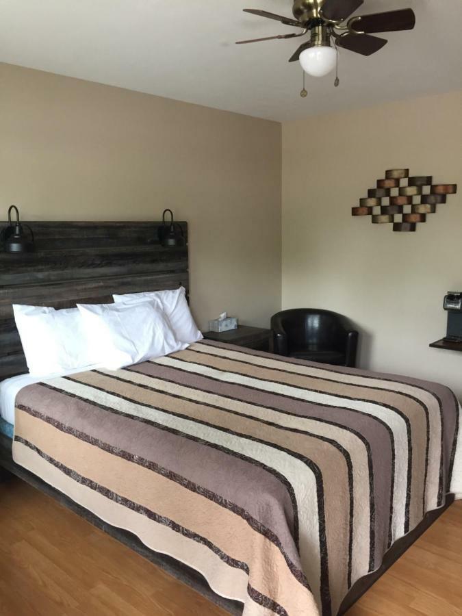 Kacee'S Northern Suites ฟอร์ทเนลสัน ภายนอก รูปภาพ